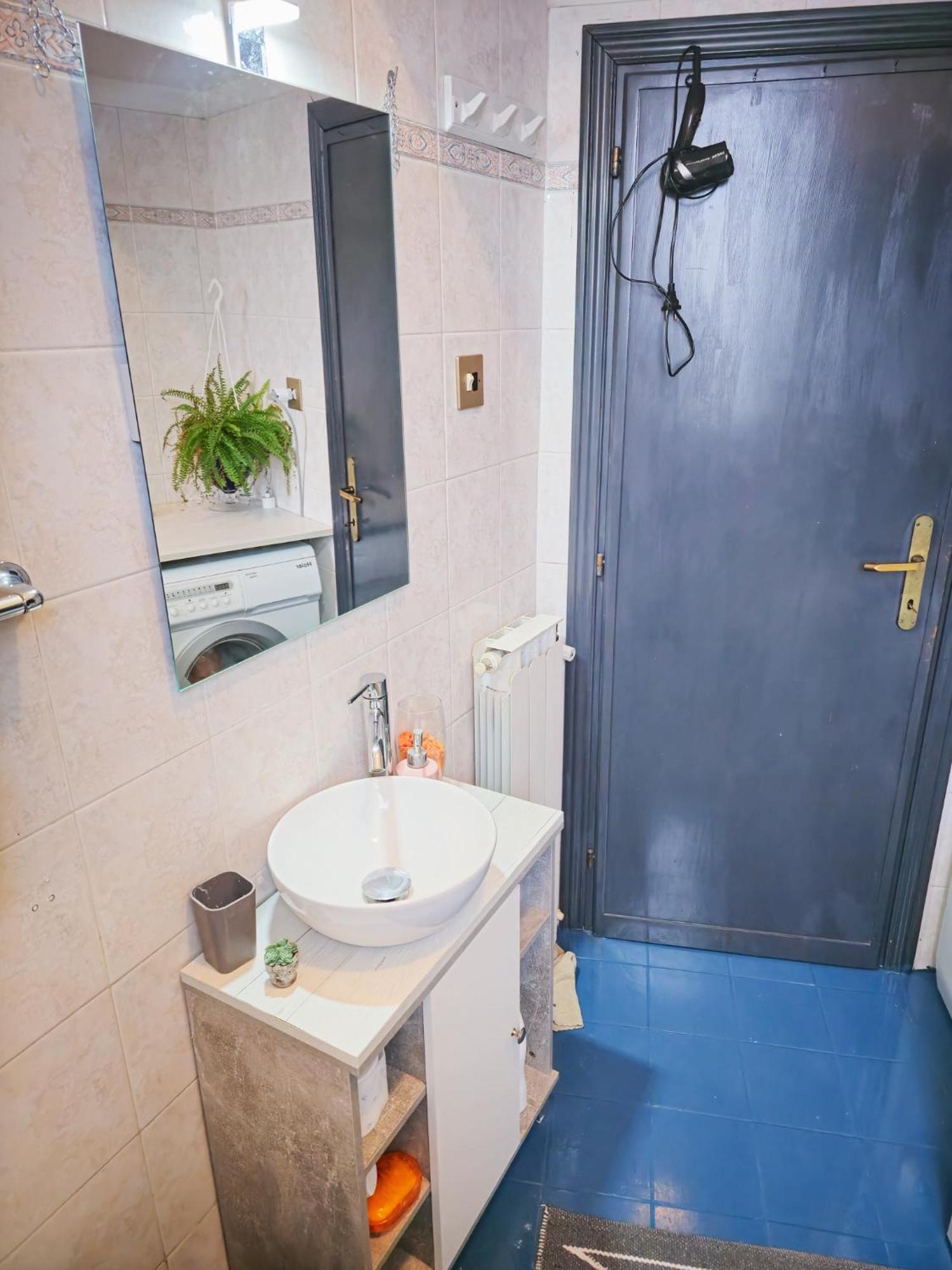 Apartment Of 3 In The Area Near To The Center Of *